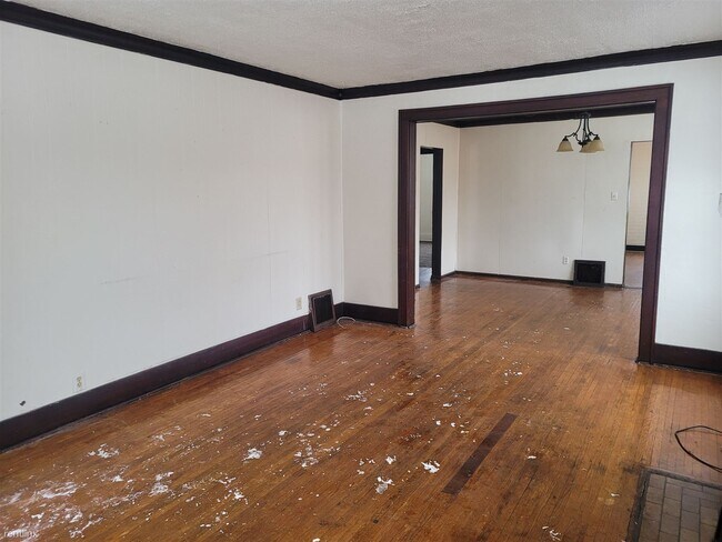 Building Photo - 3 br, 1 bath House - 818 East McClure Avenue