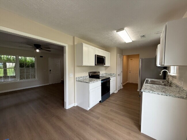 Foto del edificio - Fully renovated 3 Bed Home in La Vergne with 2-Car Garage