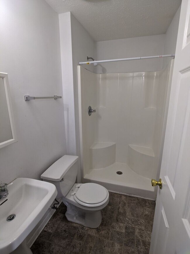 Building Photo - Spacious 3 bed 2.5 bath in Indianapolis!