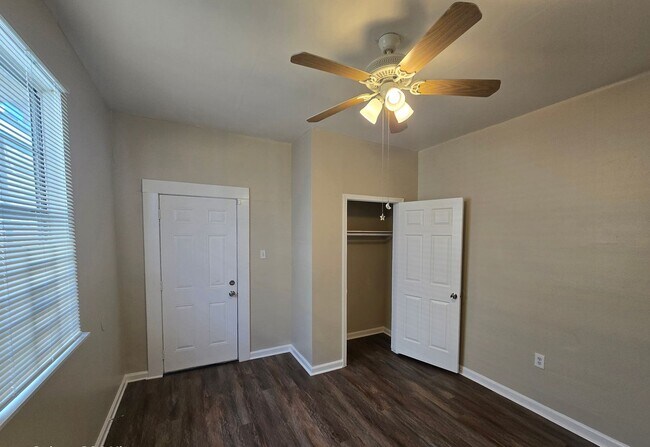 Foto del edificio - 8819-8821 Olive St.