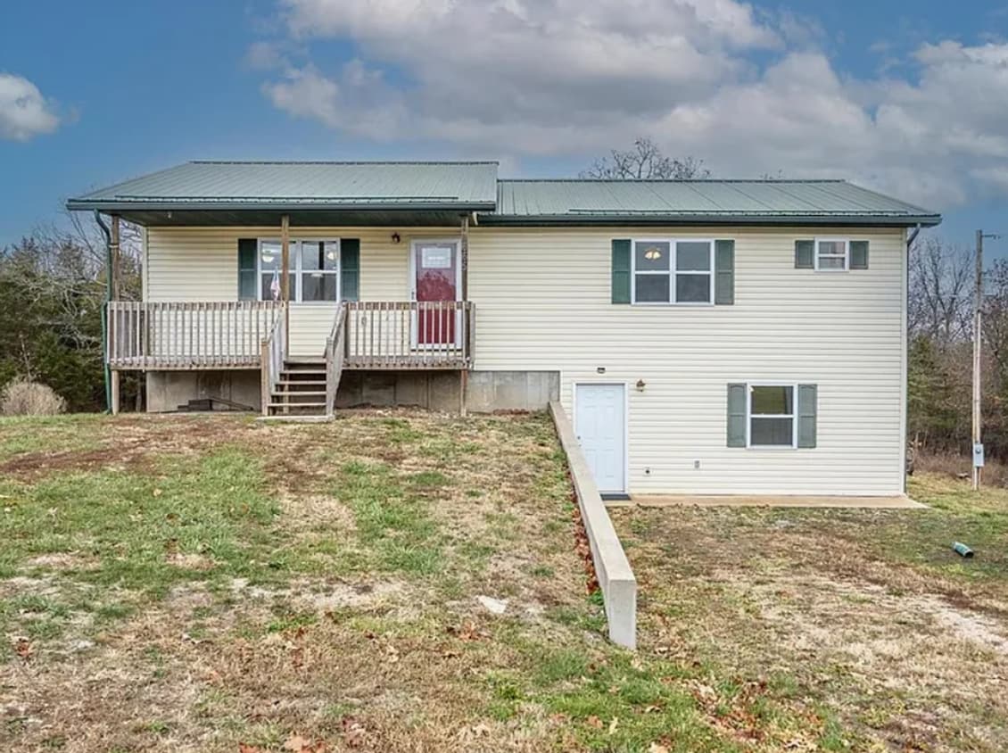 Primary Photo - Beautiful 5 bedroom 2.5 bathroom country l...