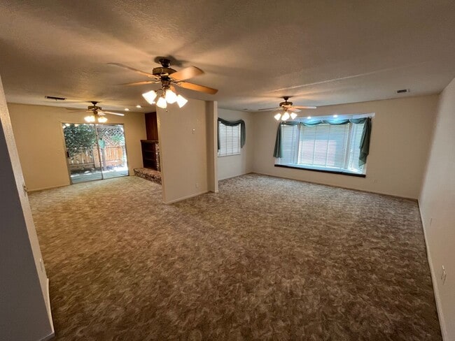 Building Photo - SW Visalia home available now!