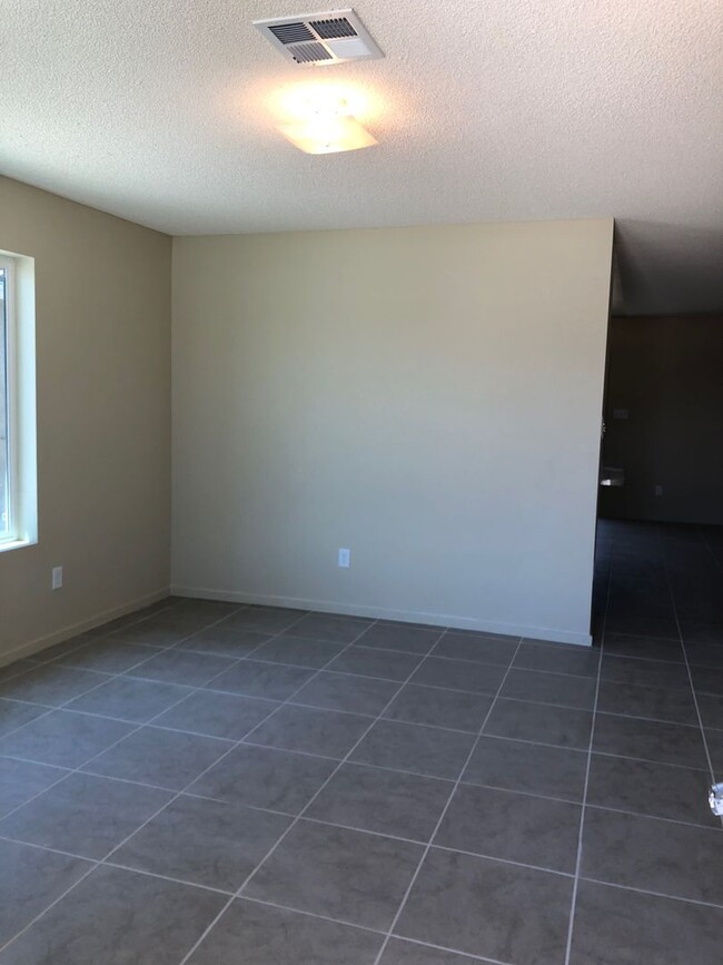 Building Photo - 3 Bedroom Home in Desert Oasis