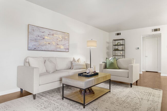 Building Photo - 2800 Escada Dr