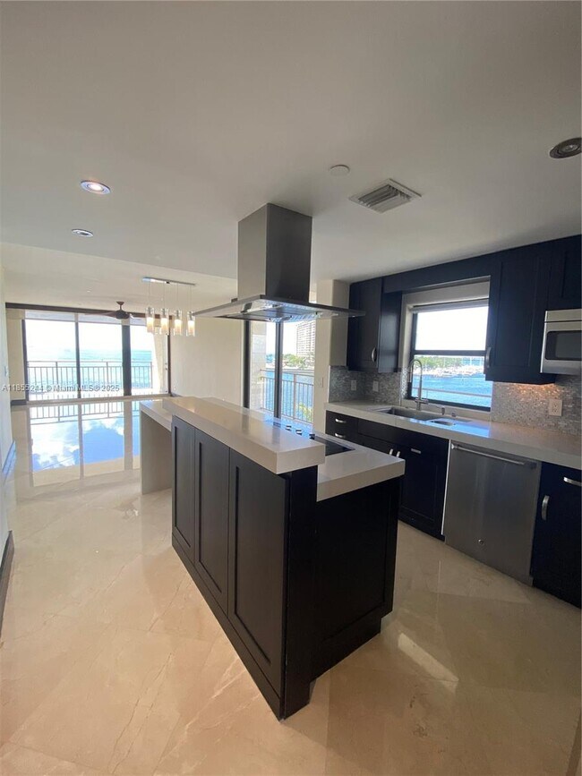 Building Photo - 1632 S Bayshore Ct