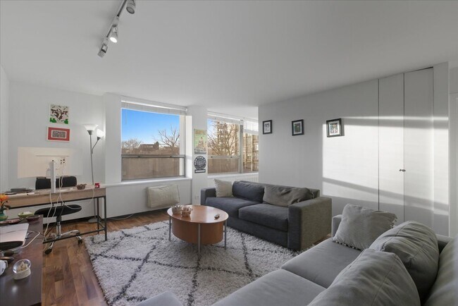 Foto del edificio - 1355 N Sandburg Terrace