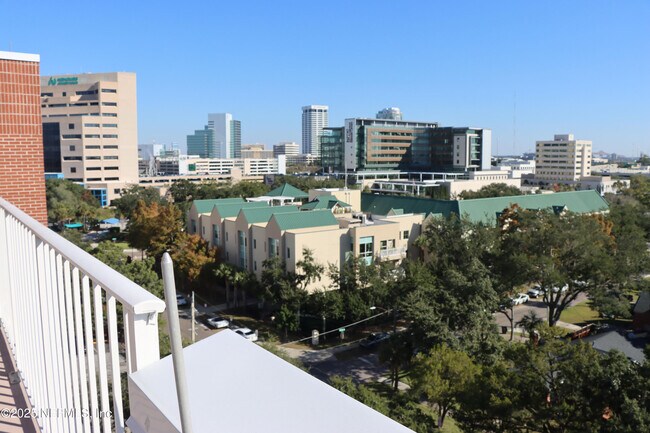 Foto del edificio - 1590 Le Baron Ave