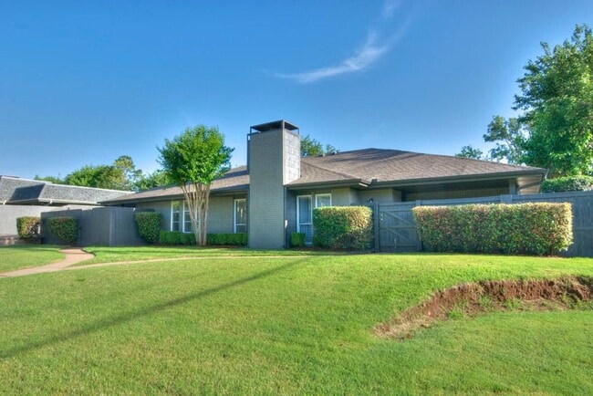 Building Photo - 2901 Rosewood Ln