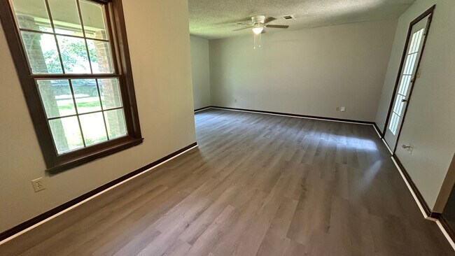 Building Photo - Renovated 2 Bedroom 1 Bath Duplex for Rent!