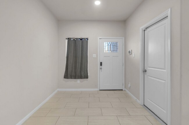 Building Photo - 110 Turner St