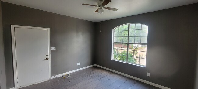 Foto del edificio - 2713 Lenway St