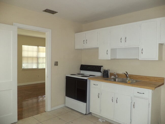 Foto del edificio - OVERSIZED LOT WITH DETACHED GARAGE
