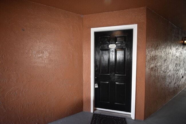 Building Photo - 1/1 in near Mall at Mellinnia! AVAILABLE NOW!