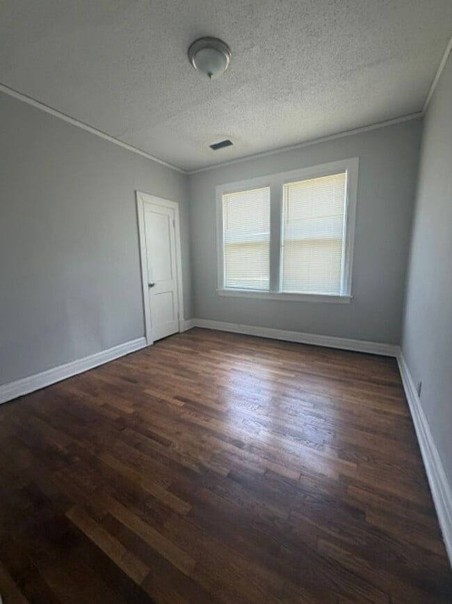 Building Photo - Mallory Duplex