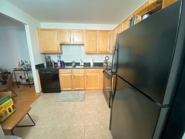 Building Photo - 1250 N La Salle Dr