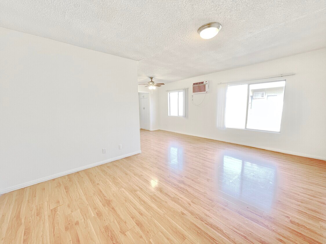 Primary Photo - 15115 Victory Blvd