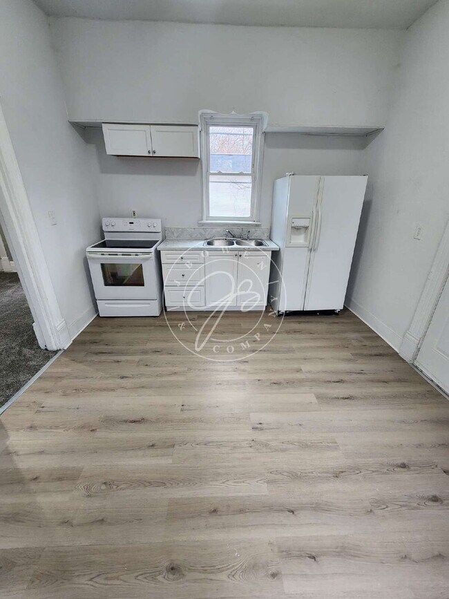 Foto del edificio - 10.	Spacious 2-bedroom main floor duplex! Tons of character! Convenient location!