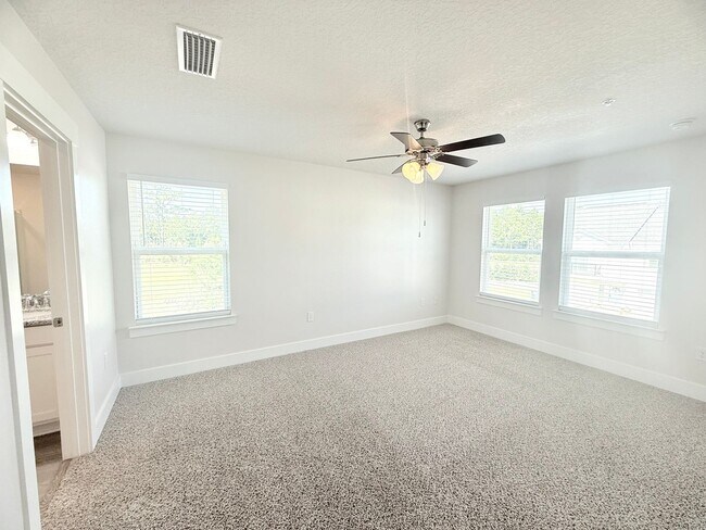 Foto del edificio - Stunning Townhome - End Unit