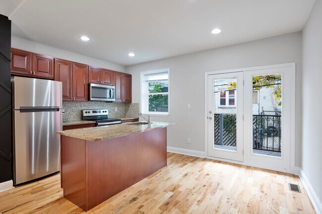 Building Photo - ???Stunning 3 Bd, 2 Bath Completely Uodate...