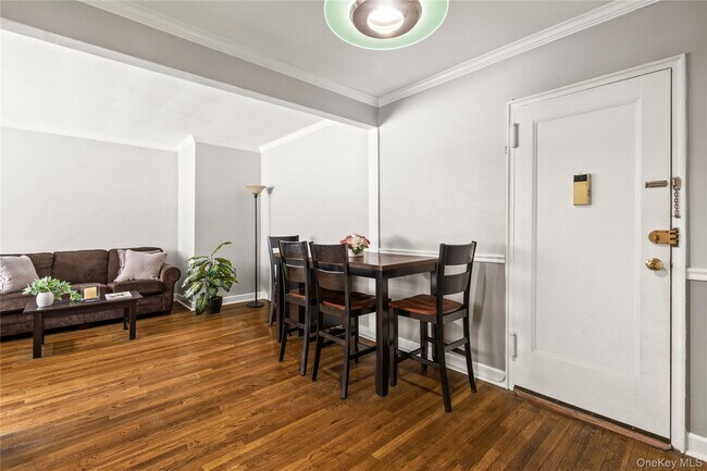 Foto del edificio - 100 Theodore Fremd Ave