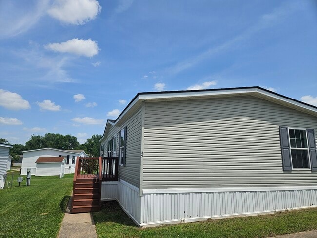 Building Photo - 39 Lynnwood Cir