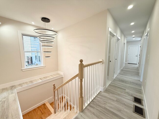 Building Photo - 10 Cawfield St