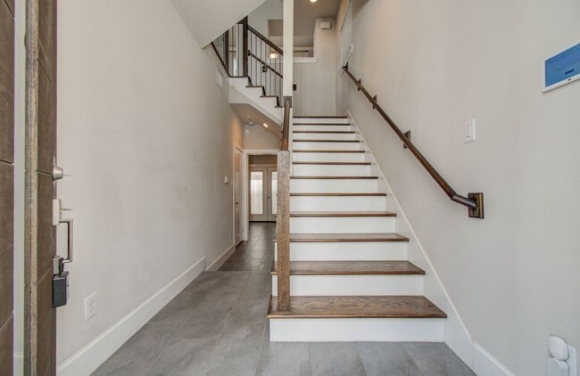 Building Photo - Beautiful 3-story House In the Heart of Ho...