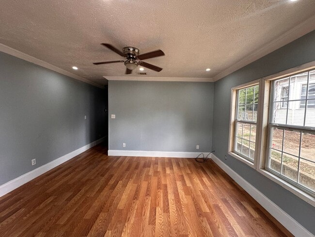 Building Photo - Spacious 2 Bedroom 1 Bath Apartment in Highland