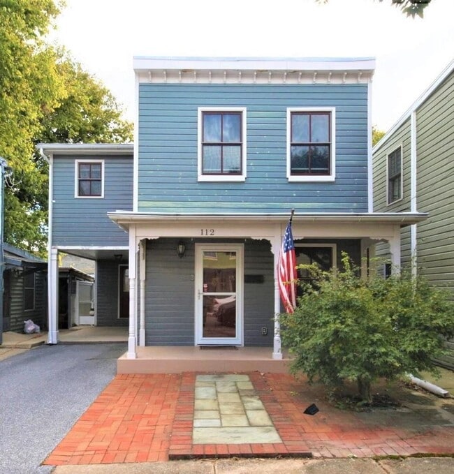 Building Photo - Updated Downtown Frederick Property in prime location available mid August!