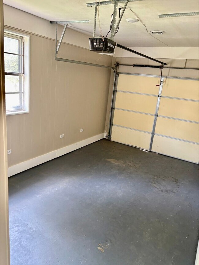 Foto del edificio - 3 bed 1 bath house in Charlestown for rent