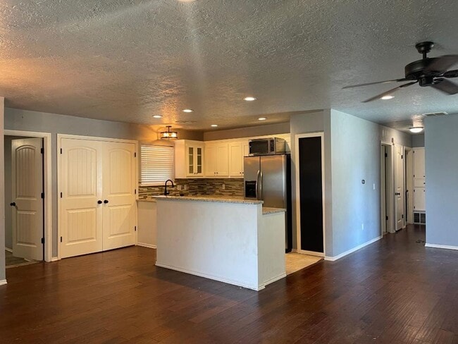 Building Photo - Adorable 4 Bedroom Home For Lease