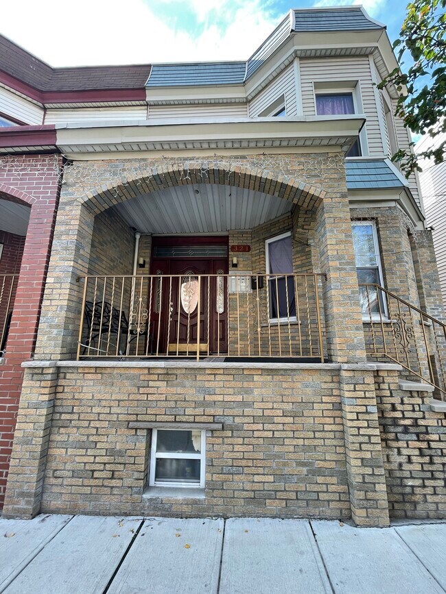 Building Photo - 321 49th St