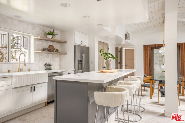 Building Photo - 16733 Oak View Dr