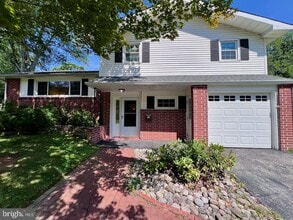 Building Photo - 2208 Jamaica Dr