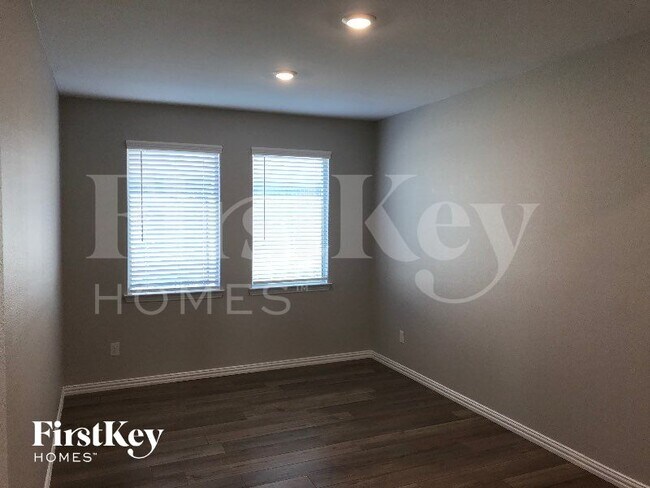 Foto del edificio - 14608 Serrano Ridge Rd