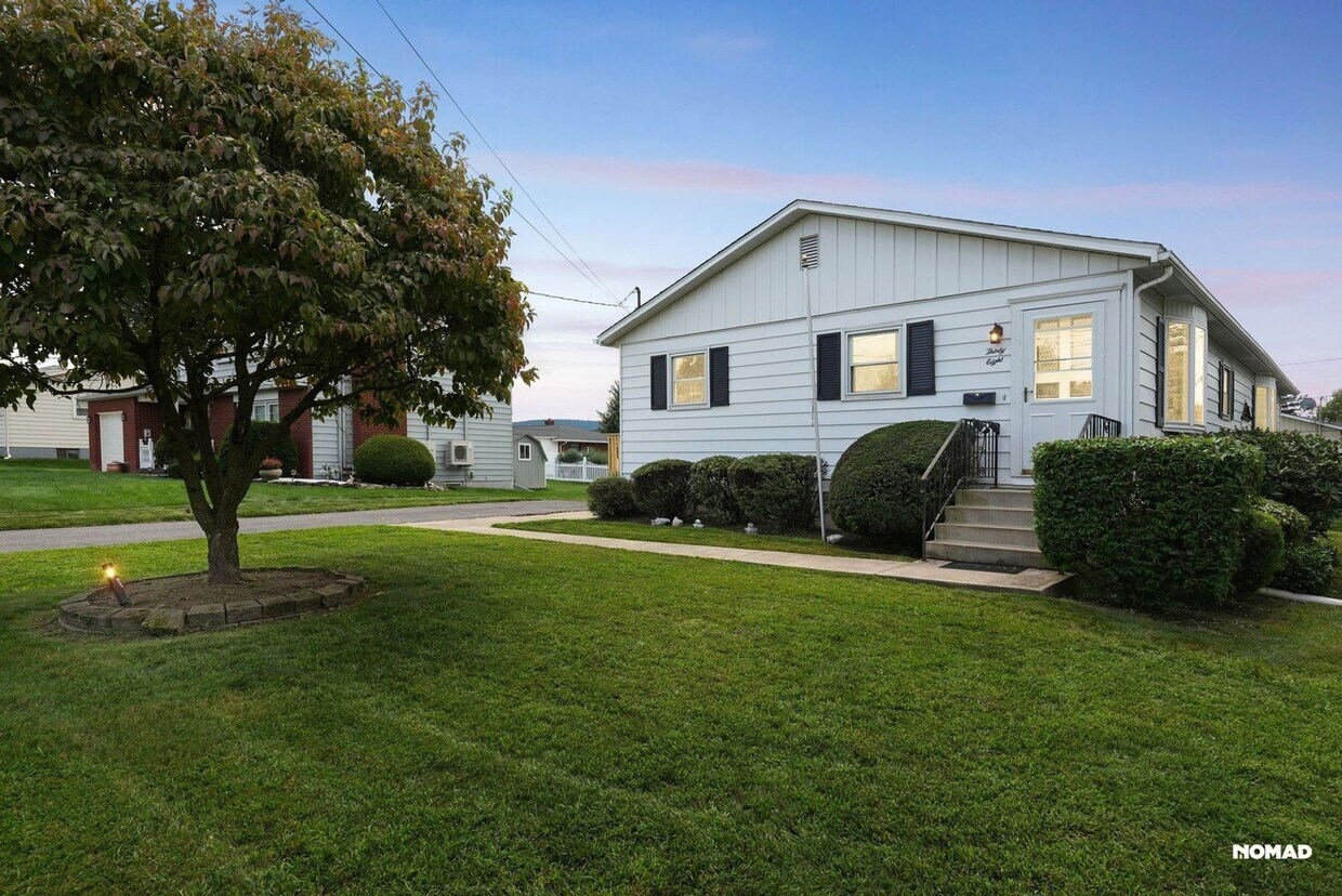 Foto principal - Charming Renovated 2-Bedroom home in an Up...