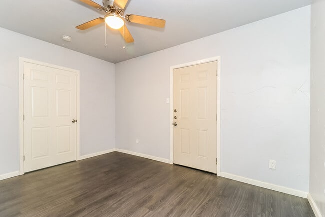 Foto del edificio - 5601 Oak Grove Rd