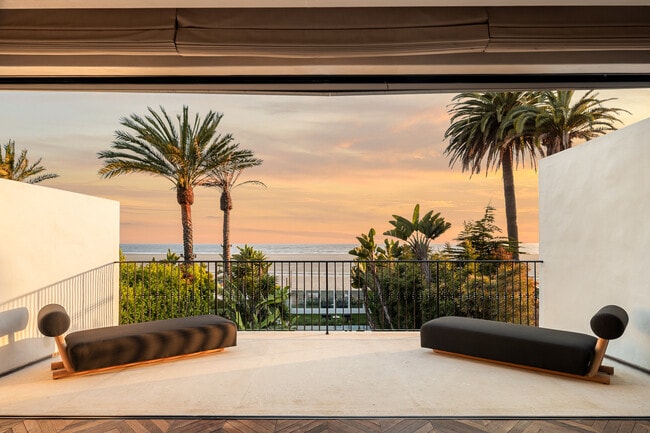 Foto del edificio - 966 Palisades Beach Rd