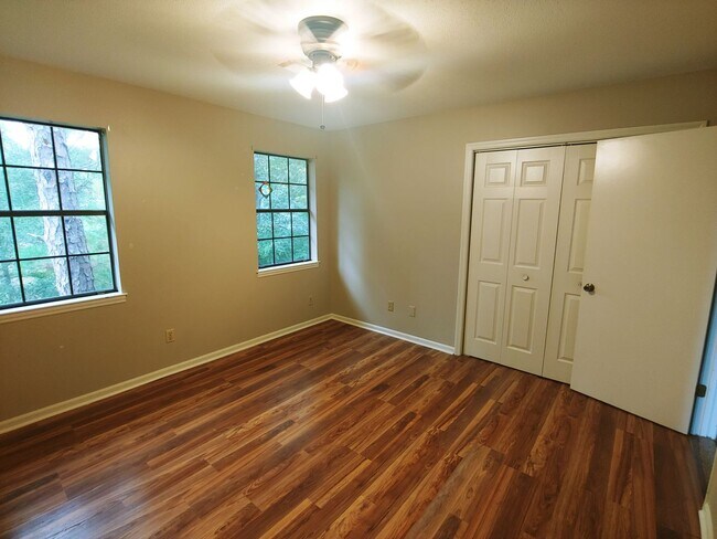 Building Photo - 8 Hickory Ln