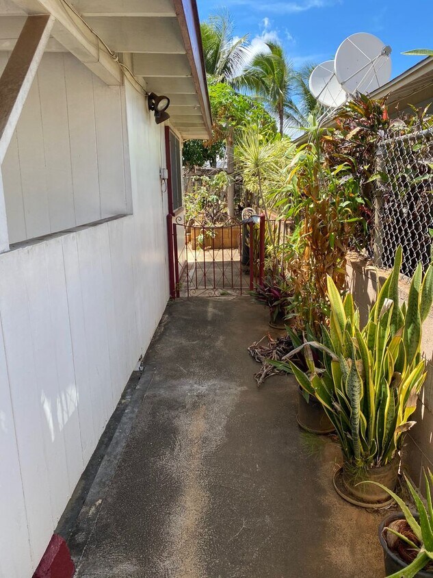Foto del edificio - Waipahu: Studio 1 bath apartment located behind the garage