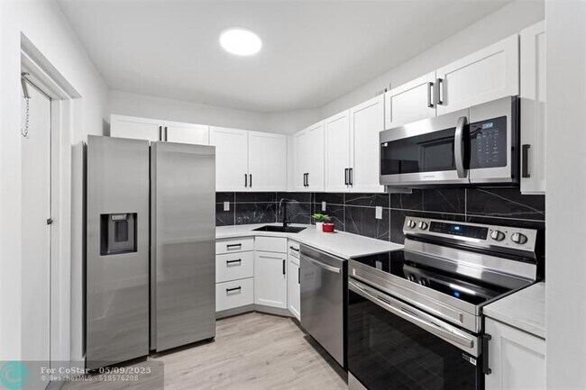 Foto del edificio - 3105 Oakland Shores Dr
