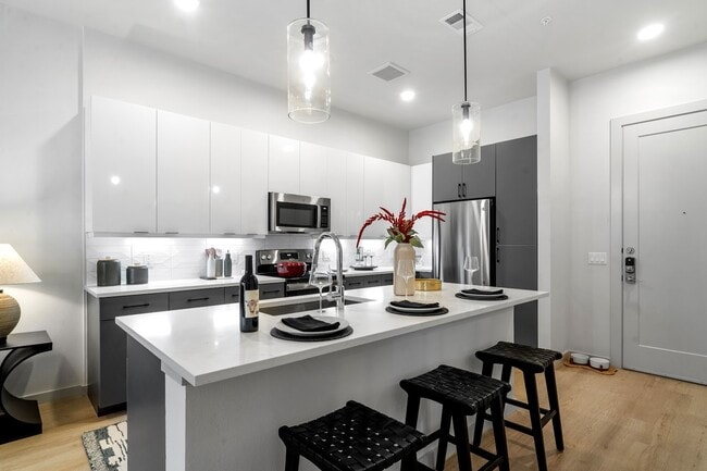 Descubre esta cocina contemporánea, perfecta para la creatividad culinaria y la elegancia en la mesa. - The Emory