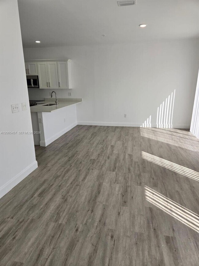Building Photo - 4215 Gulfstream Rd