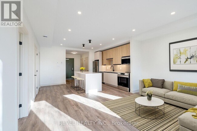 Building Photo - 4390 Hillview Dr