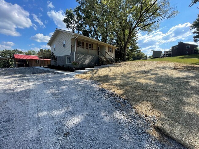 Building Photo - 1116 Riverview Rd