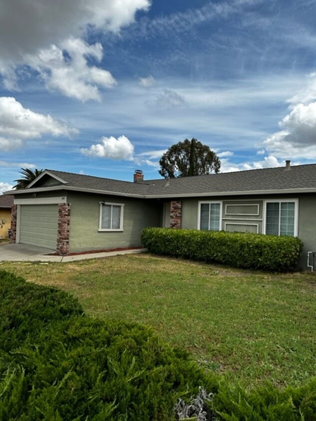 Foto principal - Beautiful 3 bed & 2 bath home in Pittsburg