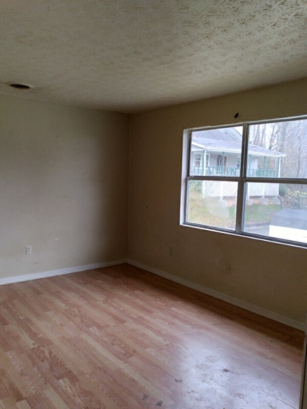 165 Midway Dr Unit A, Oliver Springs, TN 37840 Room for Rent in