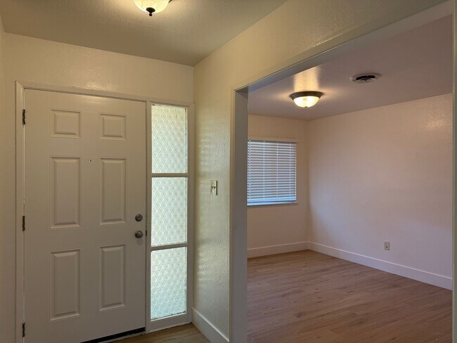 Foto del edificio - 8945 Plaza Park Dr