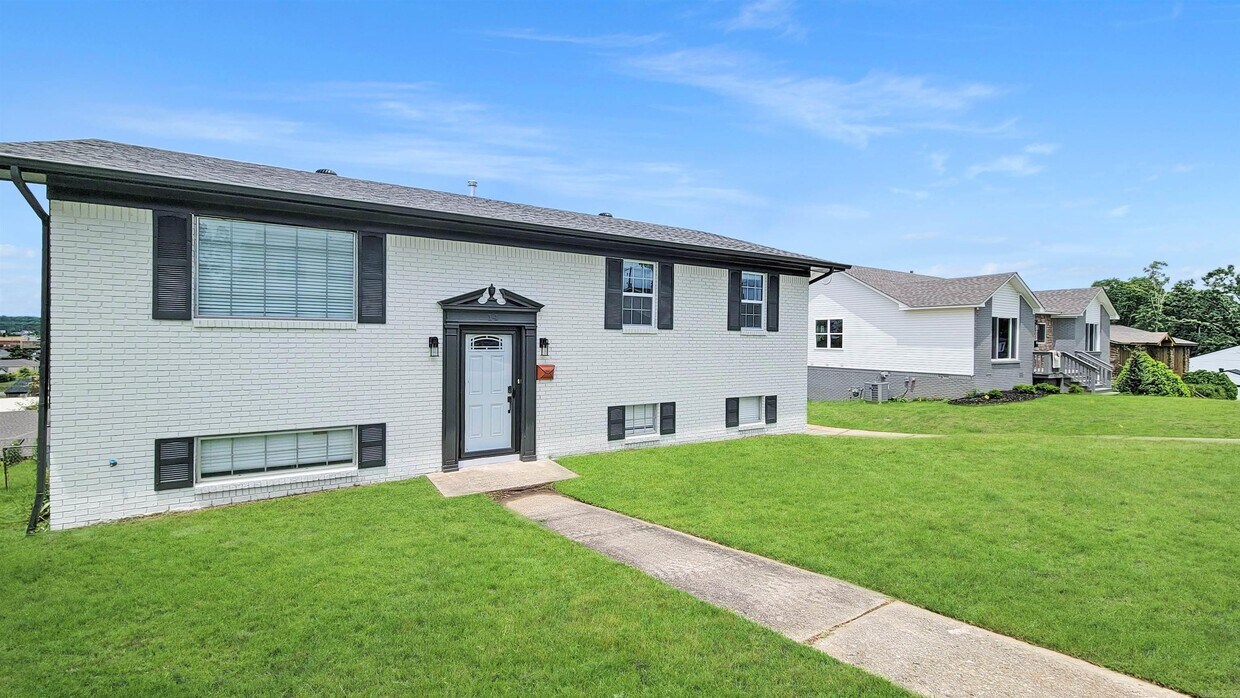 Primary Photo - 14 Coachlight Dr