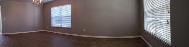 Building Photo - 4 Bedroom /2.5 bath Spacious Home In Sanfo...